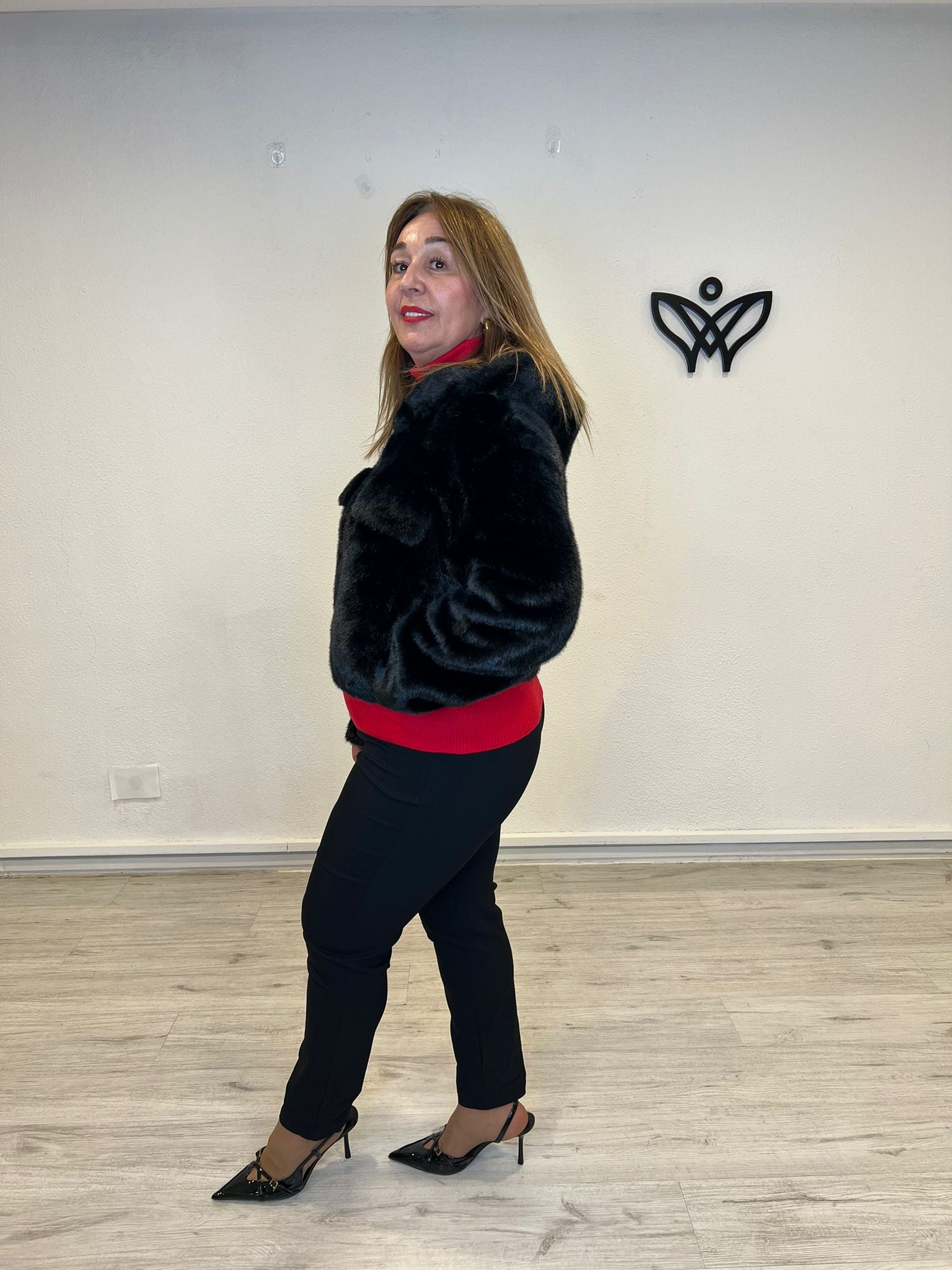 chaqueta de pelo estilo bomber con capucha negra