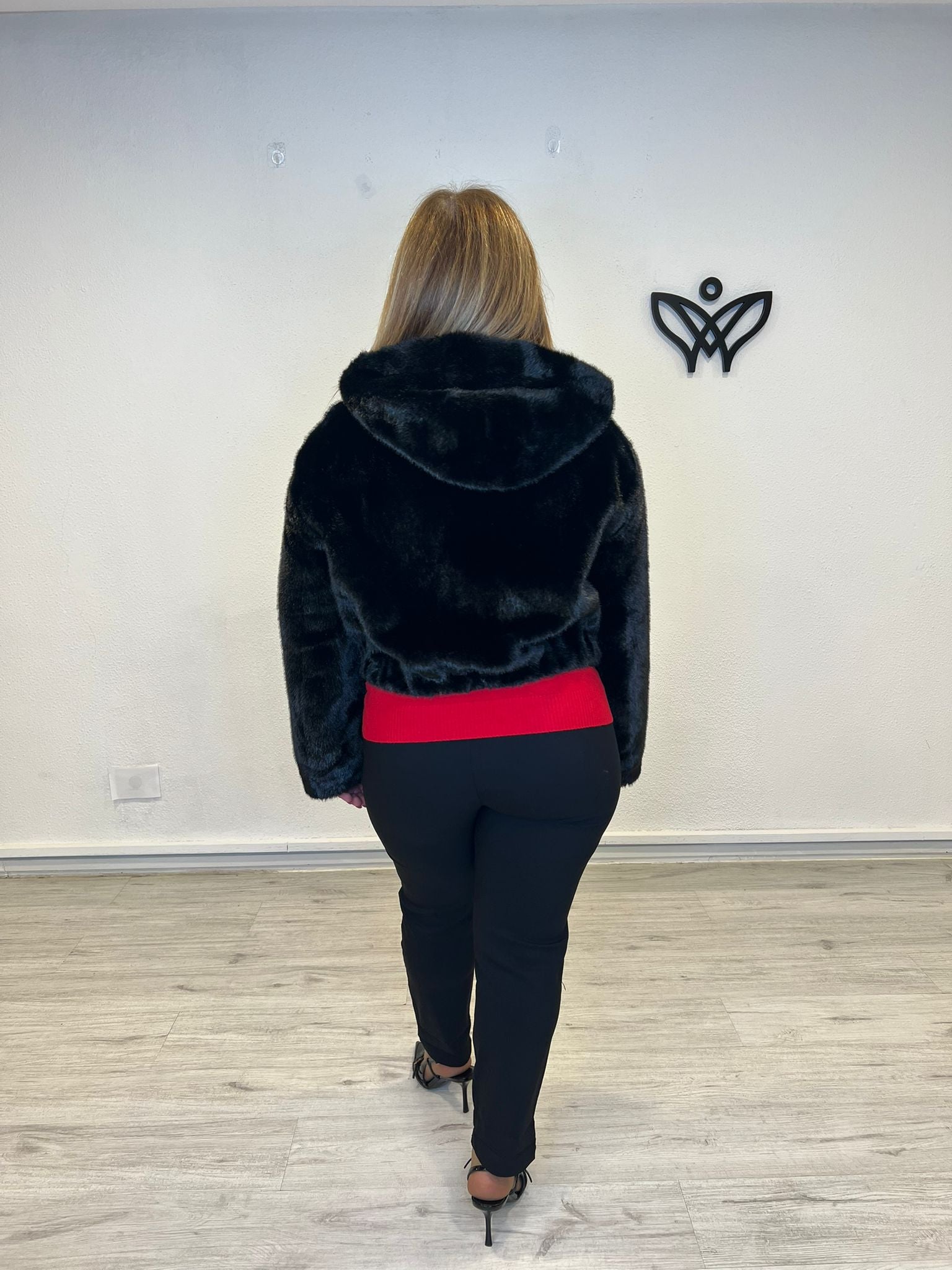chaqueta de pelo estilo bomber con capucha negra