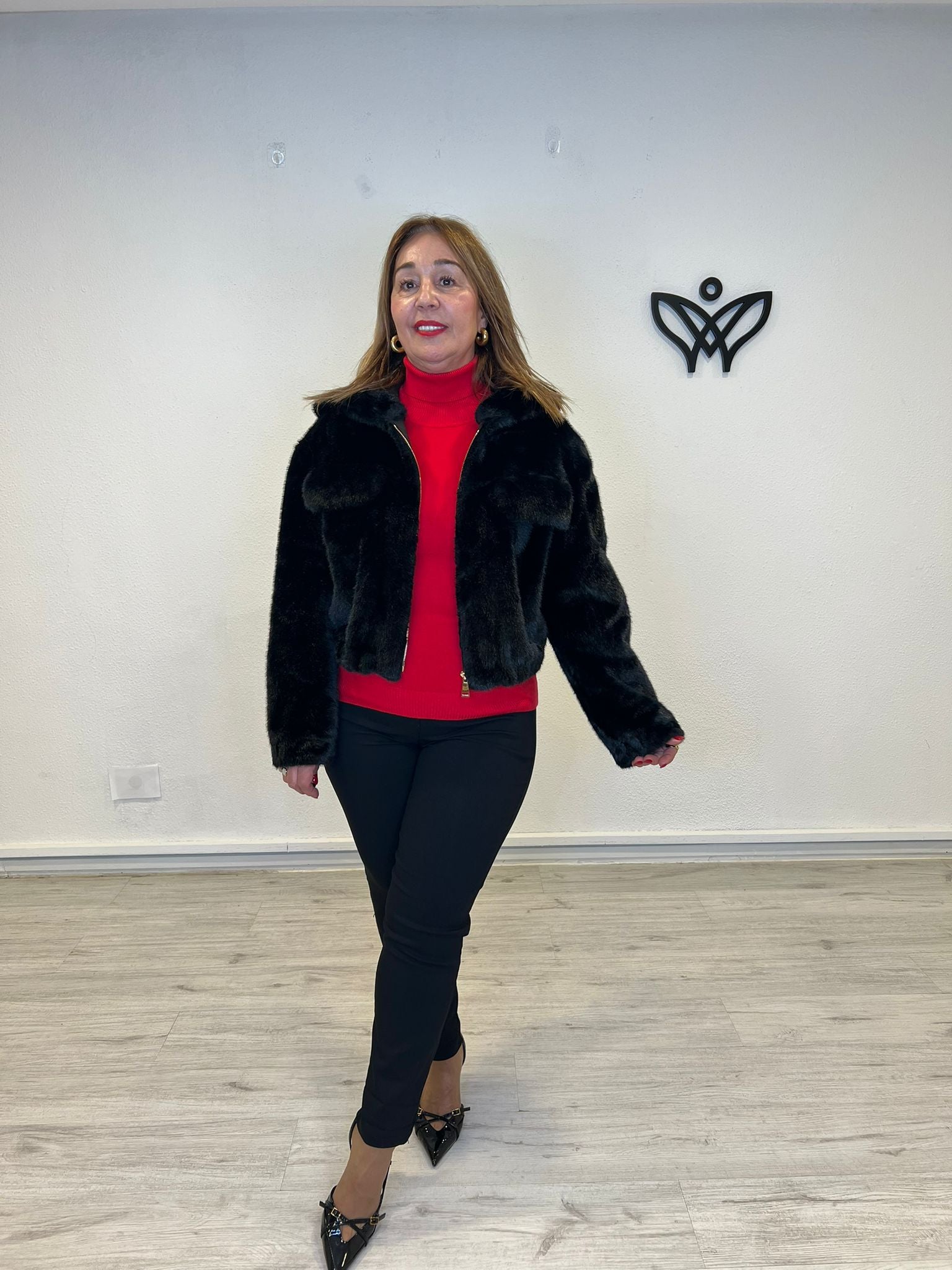 chaqueta de pelo estilo bomber con capucha negra