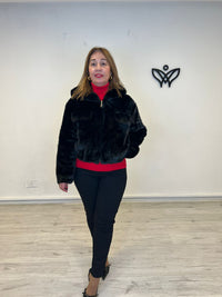 chaqueta de pelo estilo bomber con capucha negra