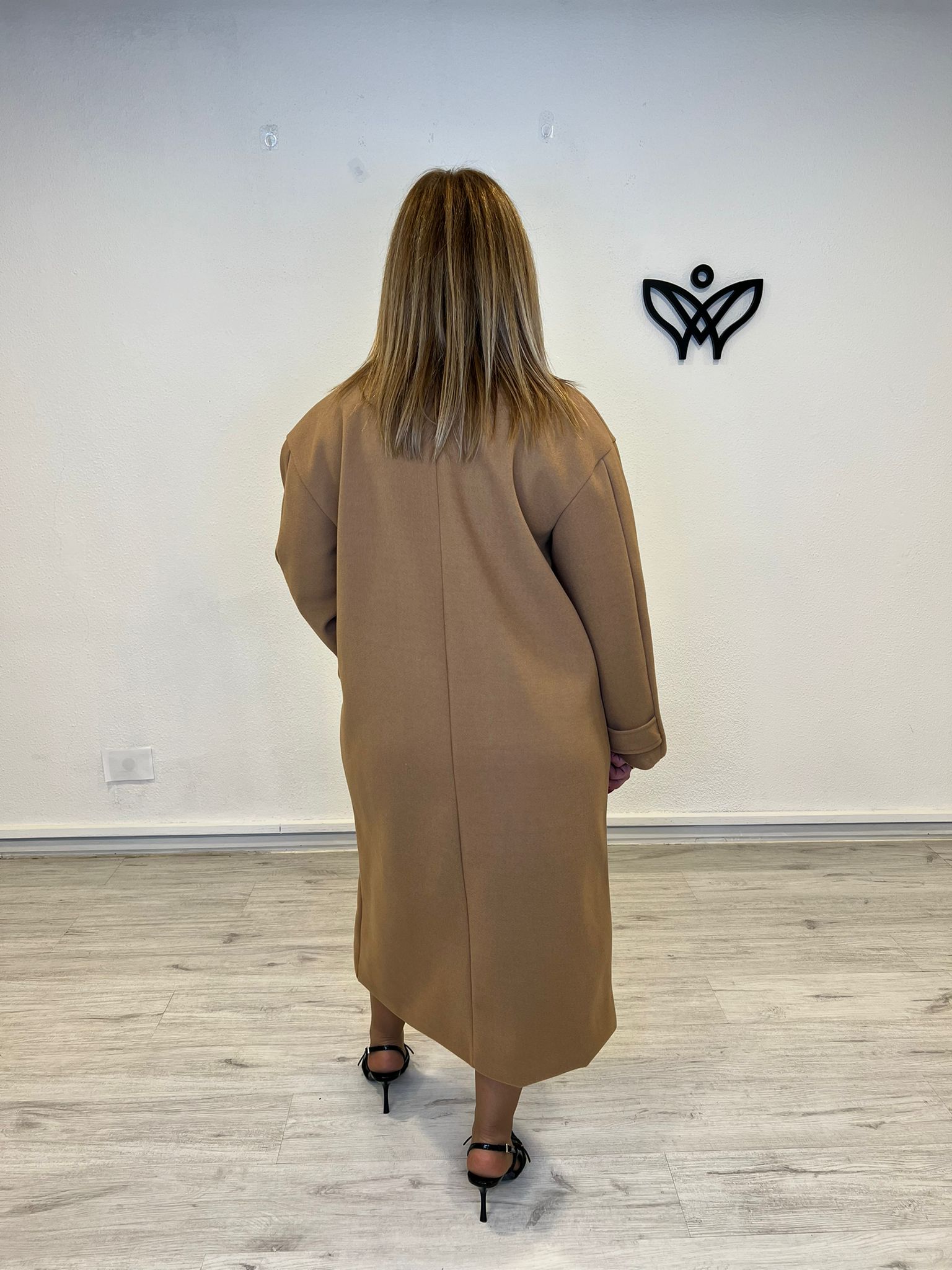 Abrigo clásico largo de paño con solapas fondo de armario camel