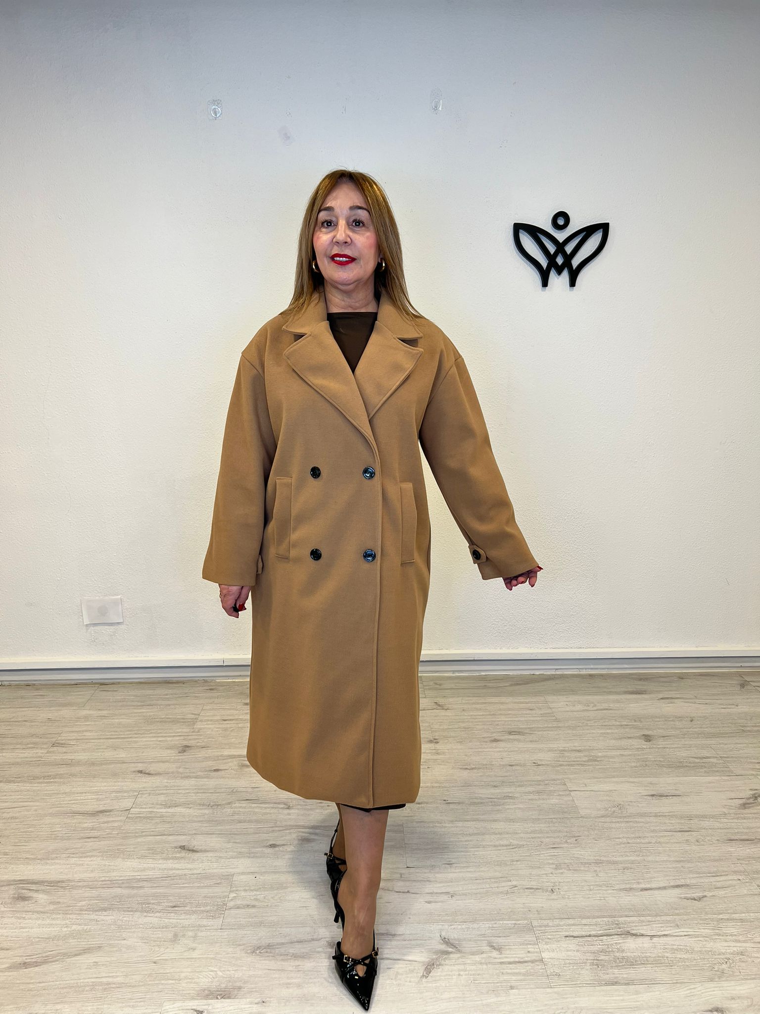 Abrigo clásico largo de paño con solapas fondo de armario camel