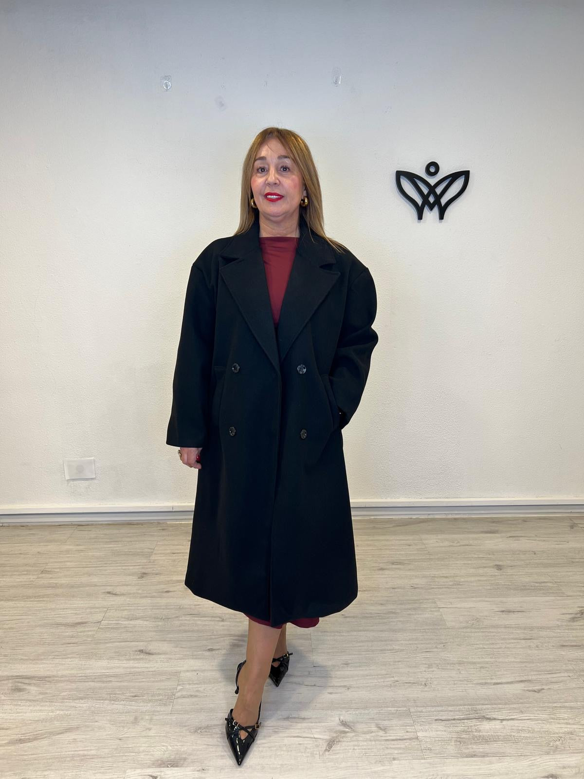 Abrigo clásico largo de paño con solapas fondo de armario negro