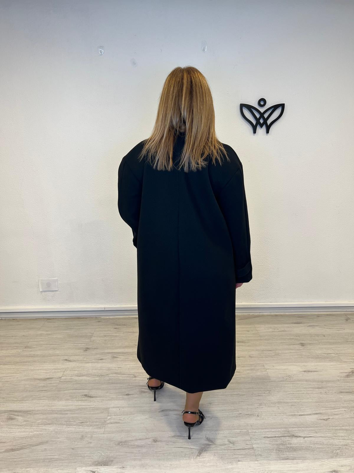 Abrigo clásico largo de paño con solapas fondo de armario negro