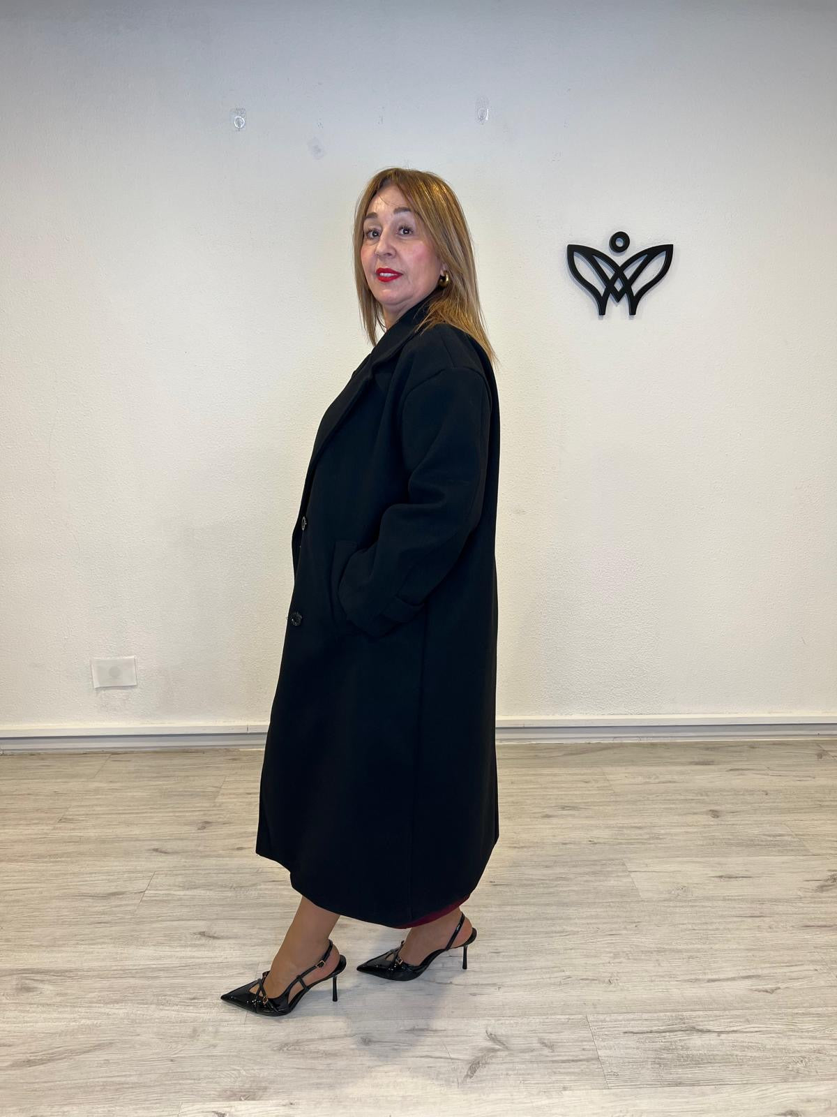 Abrigo clásico largo de paño con solapas fondo de armario negro