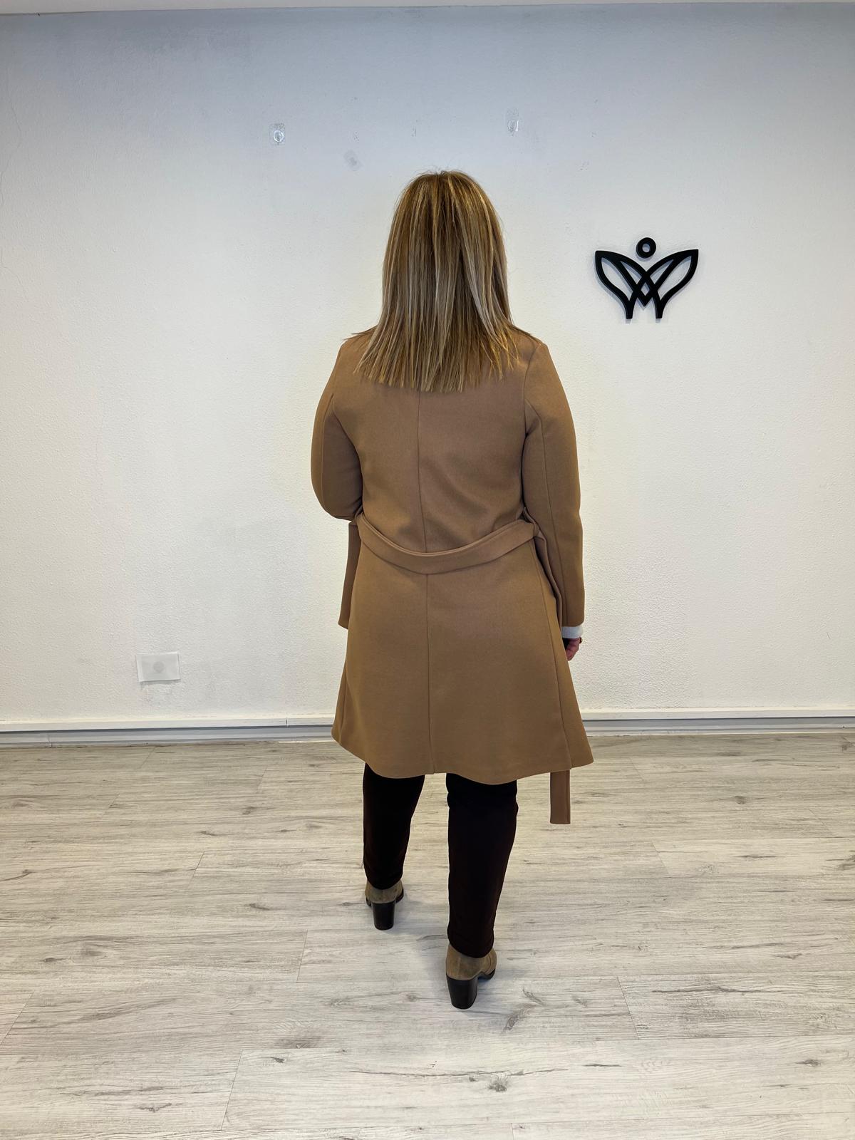 Abrigo paño con solapas clásico con cinturón forrado en camel