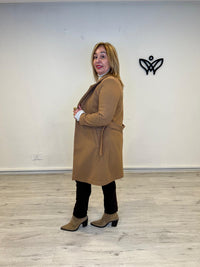 Abrigo paño con solapas clásico con cinturón forrado en camel