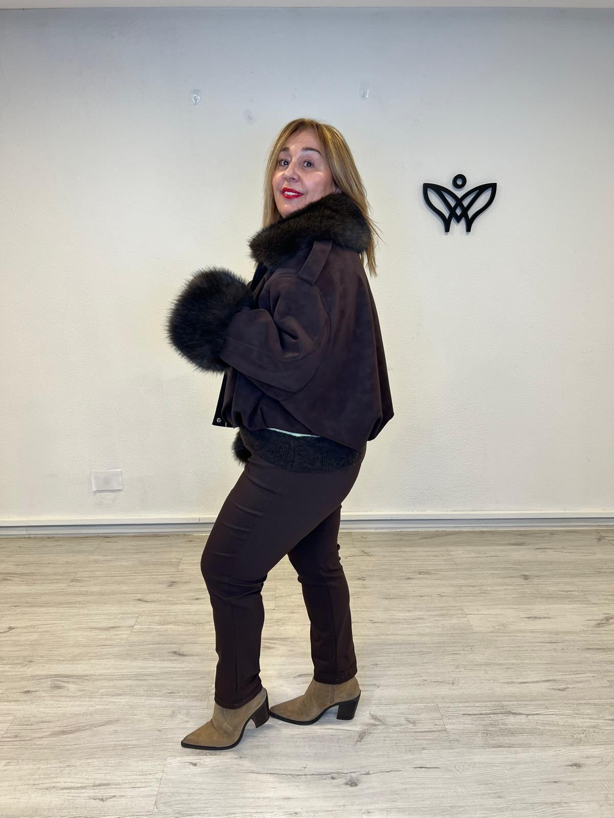 Cazadora bomber chaqueta con pelo en el cuello y puños marrón chocolate