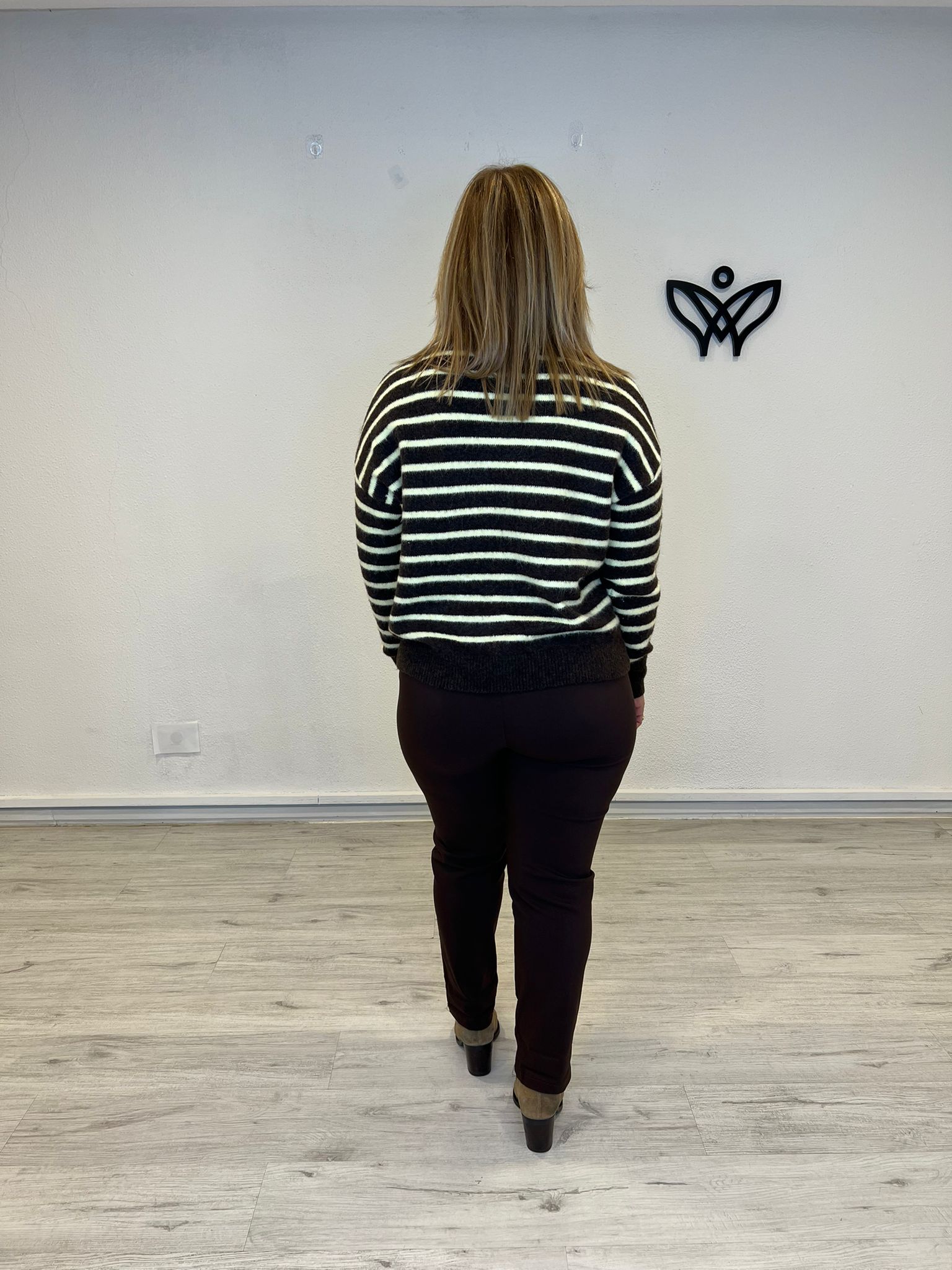 Jersey de punto de rayas cuello redondo marrón y amarillo