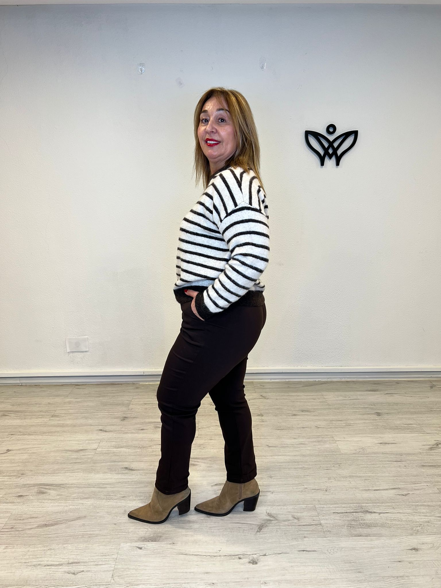 Jersey de punto de rayas cuello redondo beis y marrón