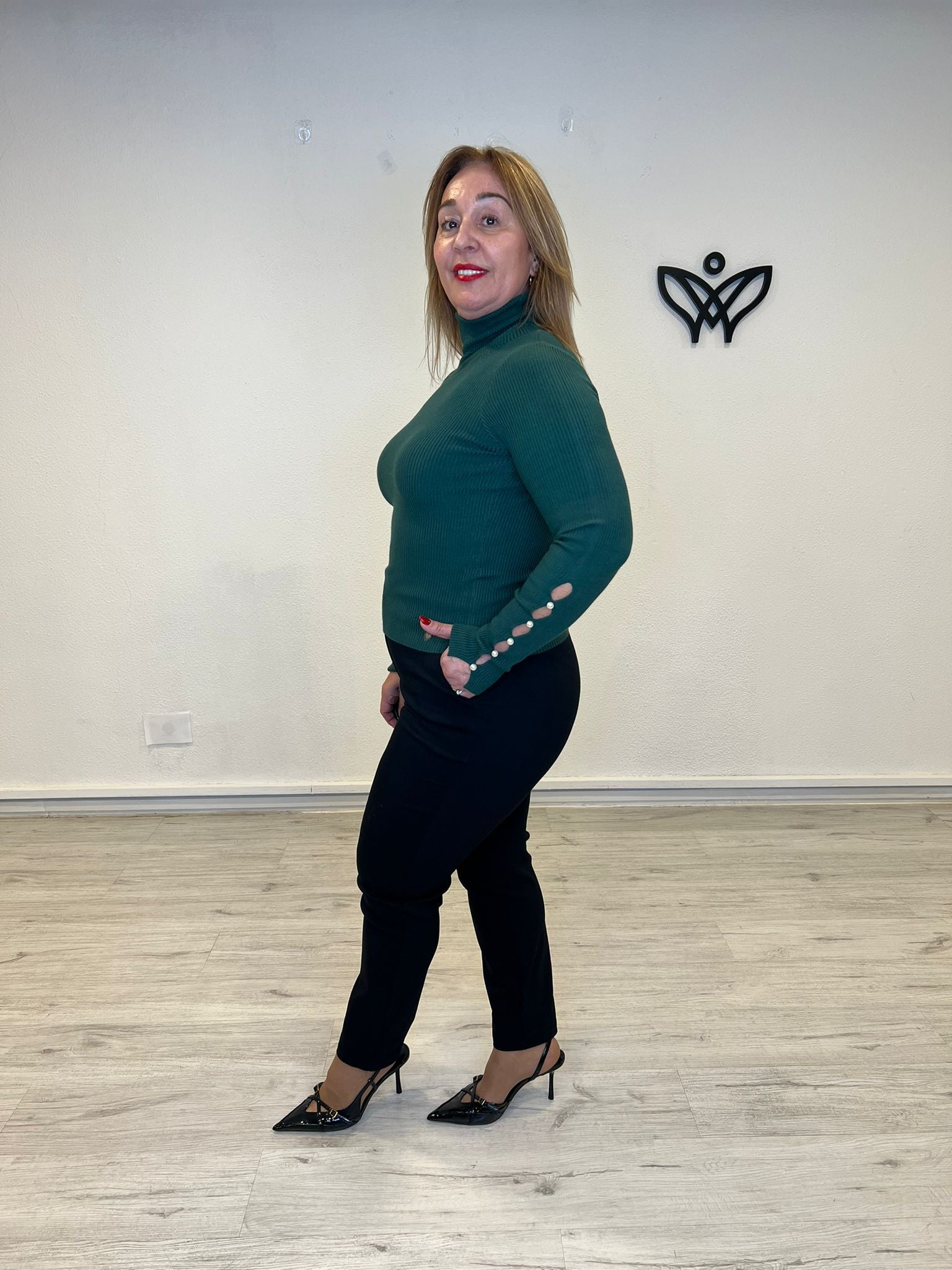 Jersey de punto de canalé cuello subido perlas en la manga verde