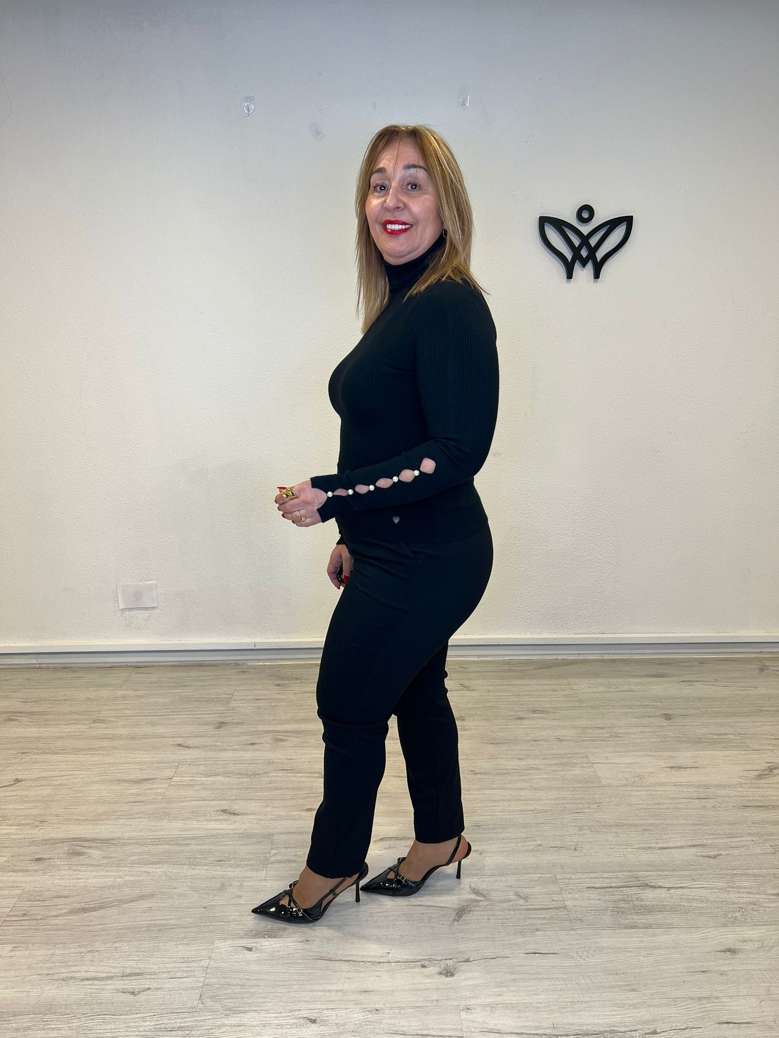 Jersey de punto de canalé cuello subido perlas en la manga negro