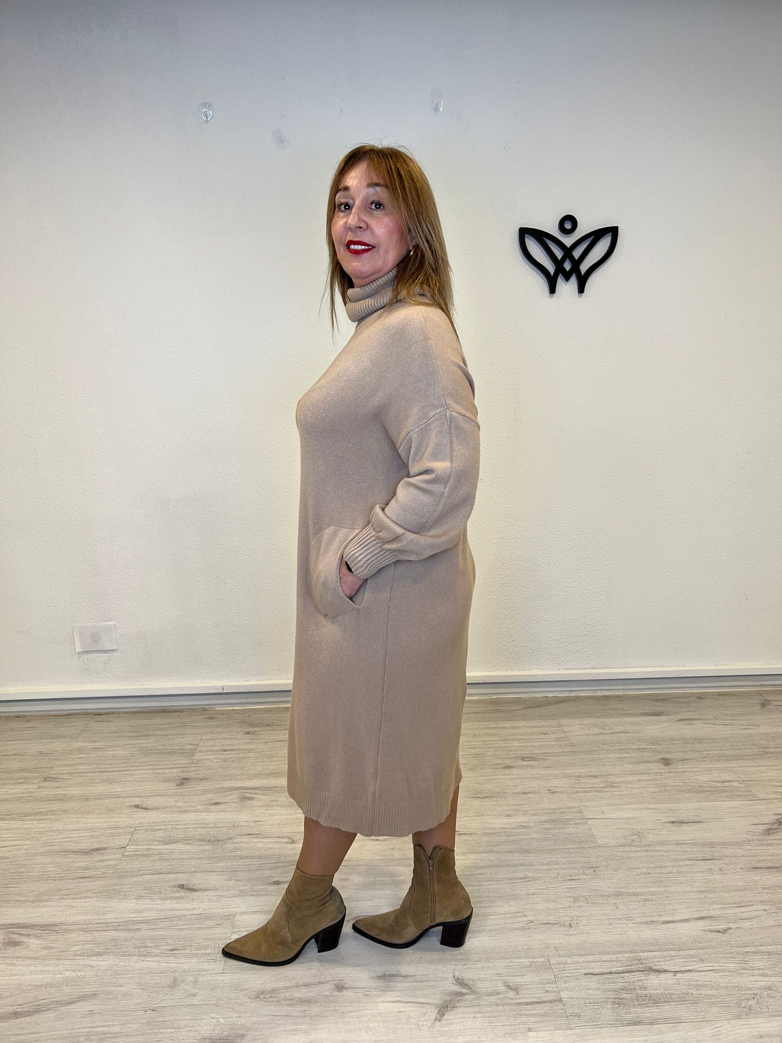 Vestido de punto cuello subido con bolsillos marron