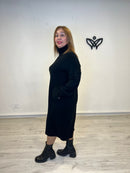 Vestido de punto cuello subido largo midi con bolsillos negro