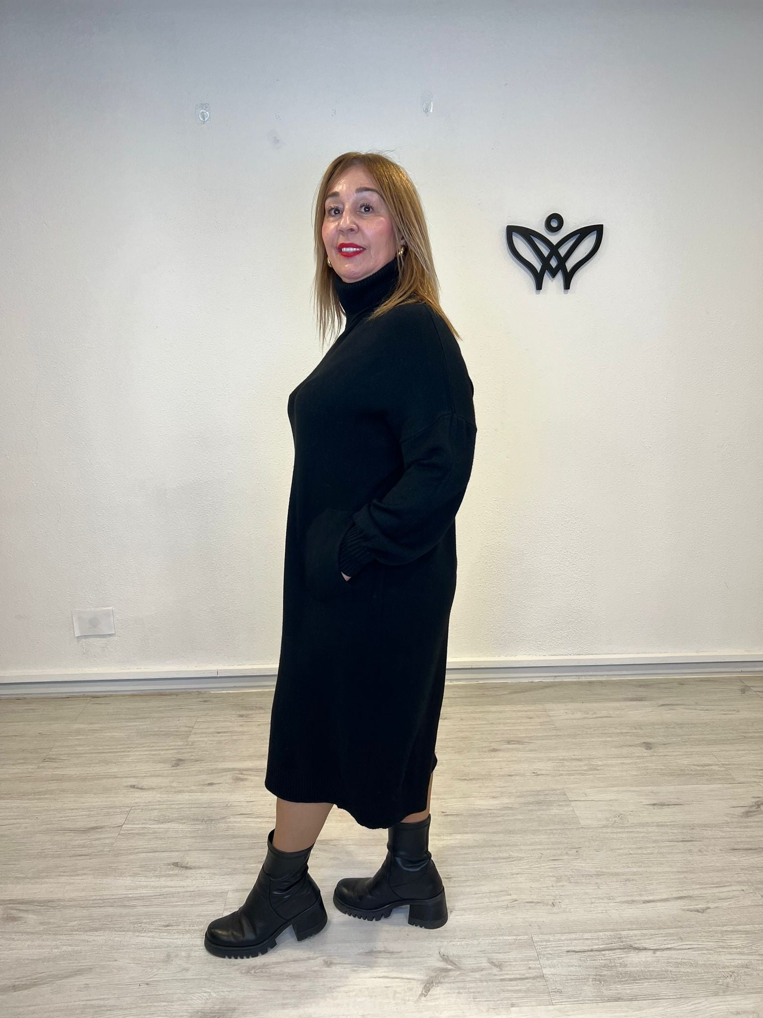 Vestido de punto cuello subido largo midi con bolsillos negro