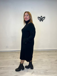 Vestido de punto cuello subido largo midi con bolsillos negro