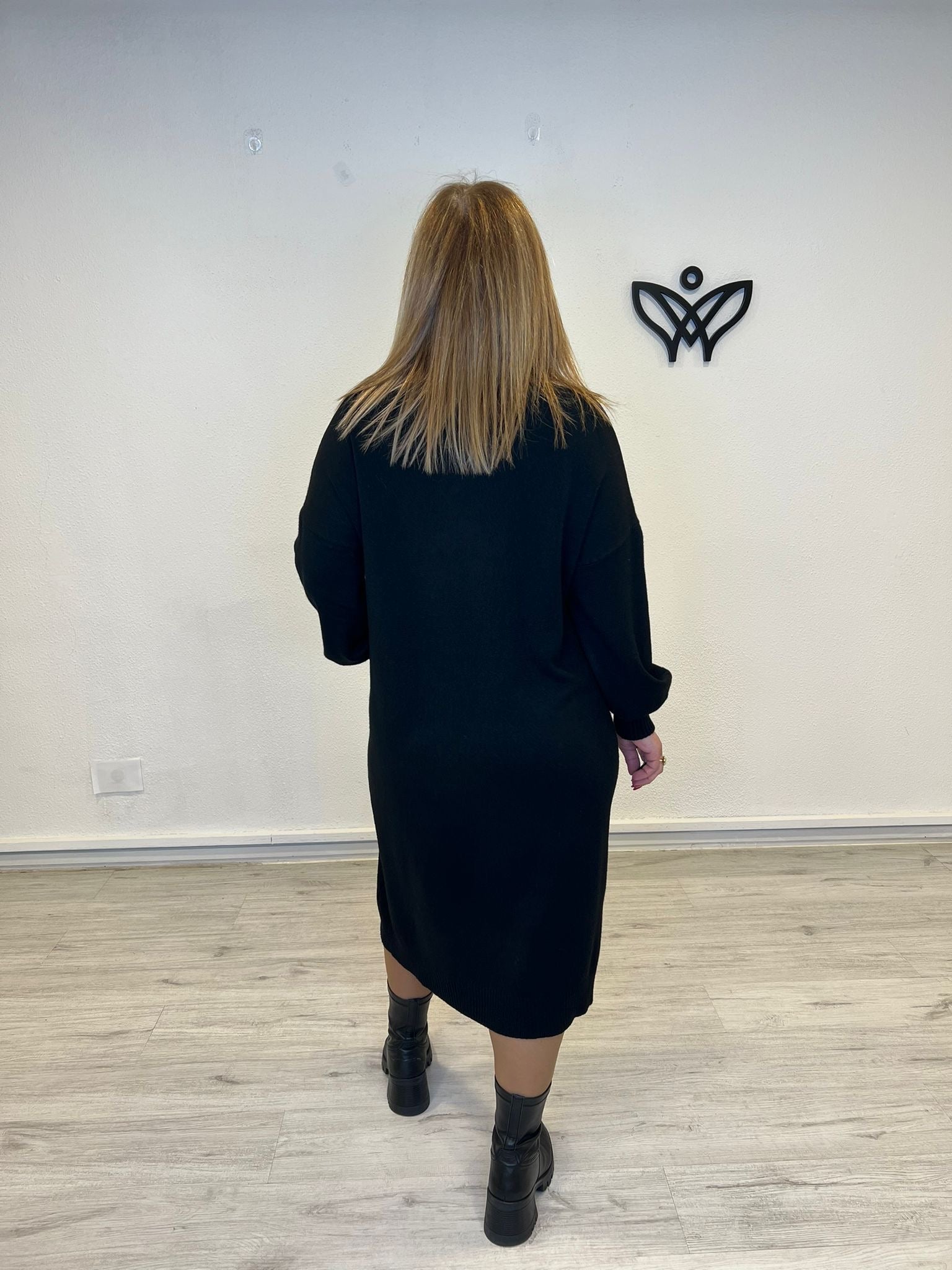 Vestido de punto cuello subido largo midi con bolsillos negro