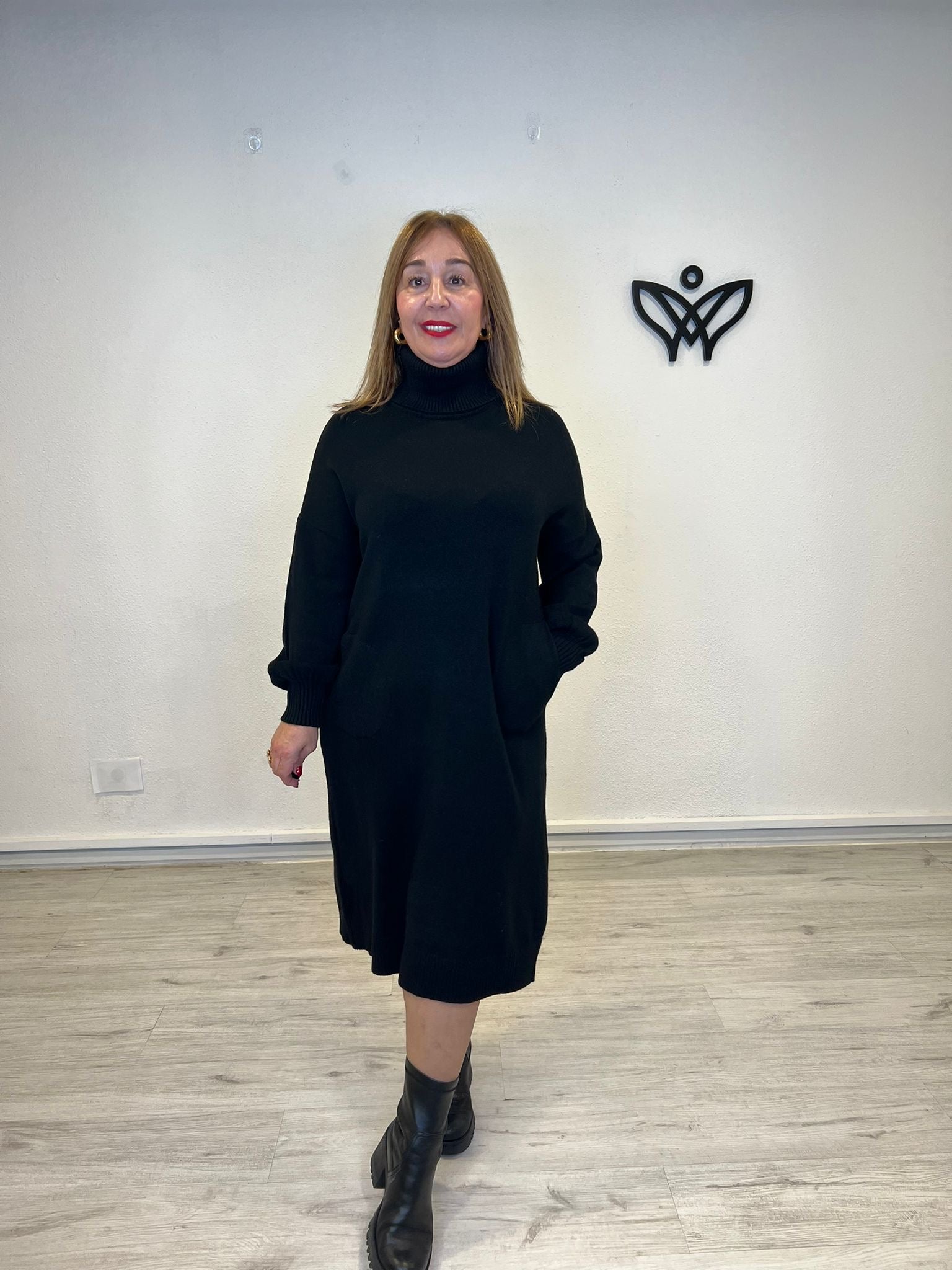 Vestido de punto cuello subido largo midi con bolsillos negro