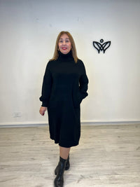 Vestido de punto cuello subido largo midi con bolsillos negro