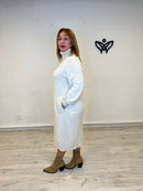 Vestido de punto con bolsillos largo midi cuello subido beis