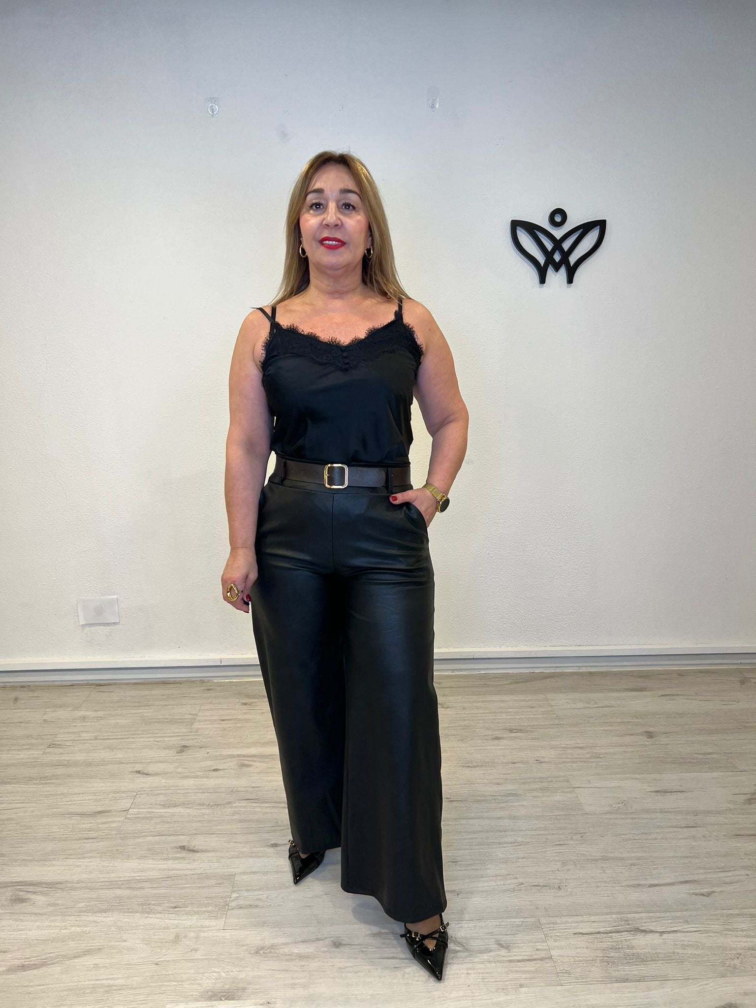 Pantalón de polipiel elástico corte recto negro