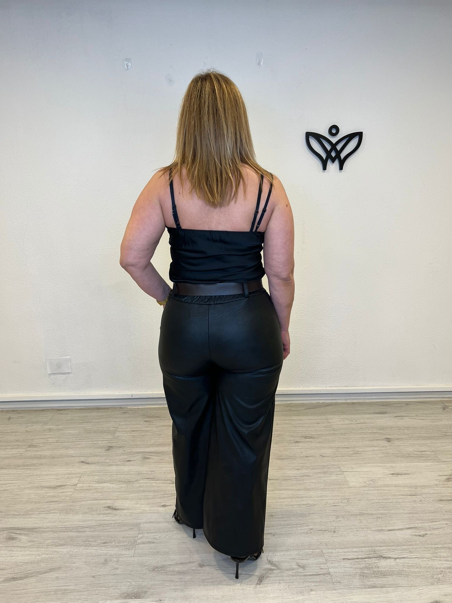 Pantalón de polipiel elástico corte recto negro