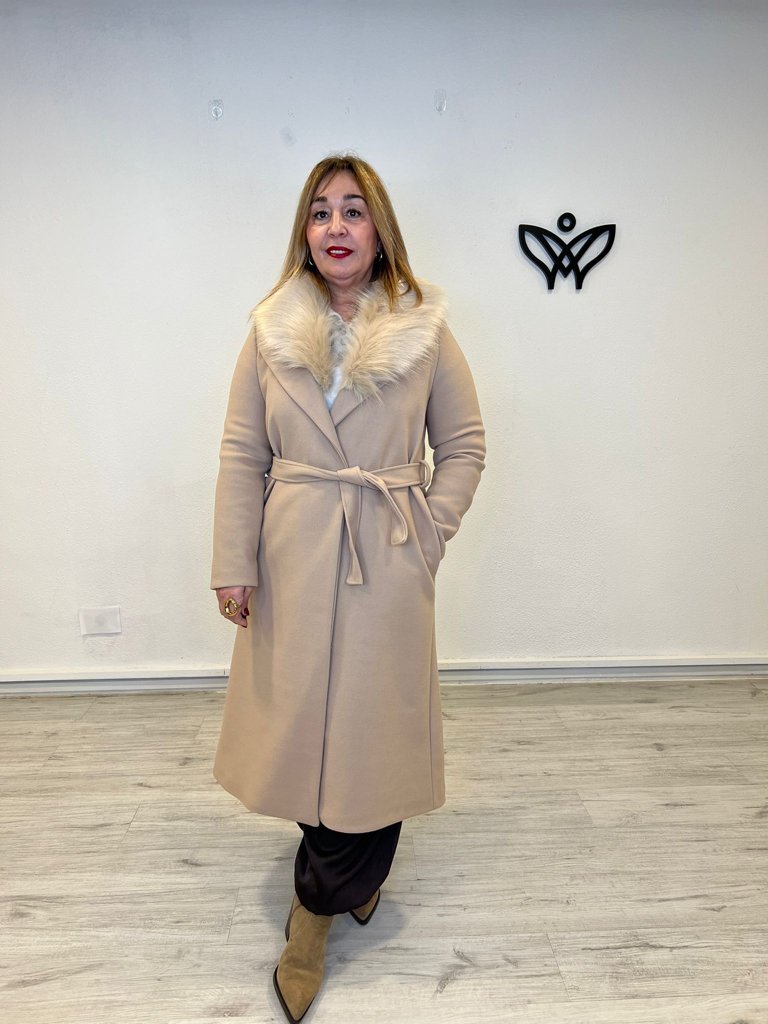 Abrigo de paño largo con pelo en el cuello abrocha con cinturón en beis