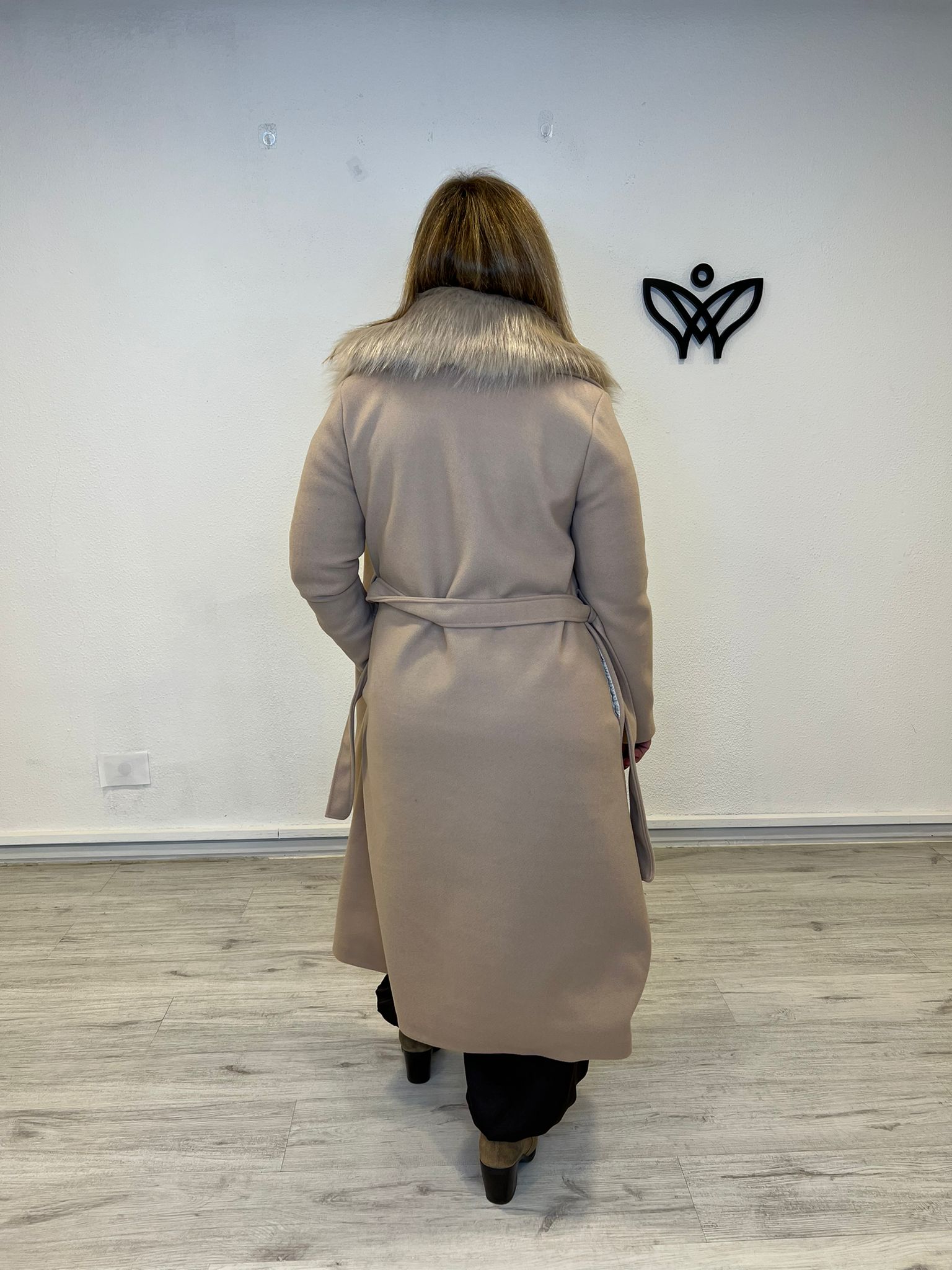 Abrigo de paño largo con pelo en el cuello abrocha con cinturón en beis
