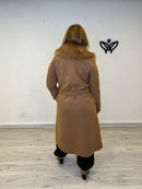 Abrigo de paño largo con pelo en el cuello abrocha con cinturón en camel