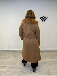 Abrigo de paño largo con pelo en el cuello abrocha con cinturón en camel