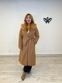 Abrigo de paño largo con pelo en el cuello abrocha con cinturón en camel