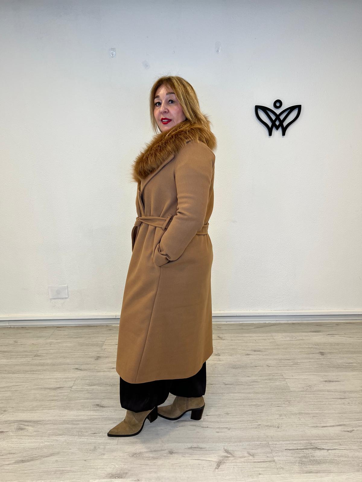 Abrigo de paño largo con pelo en el cuello abrocha con cinturón en camel