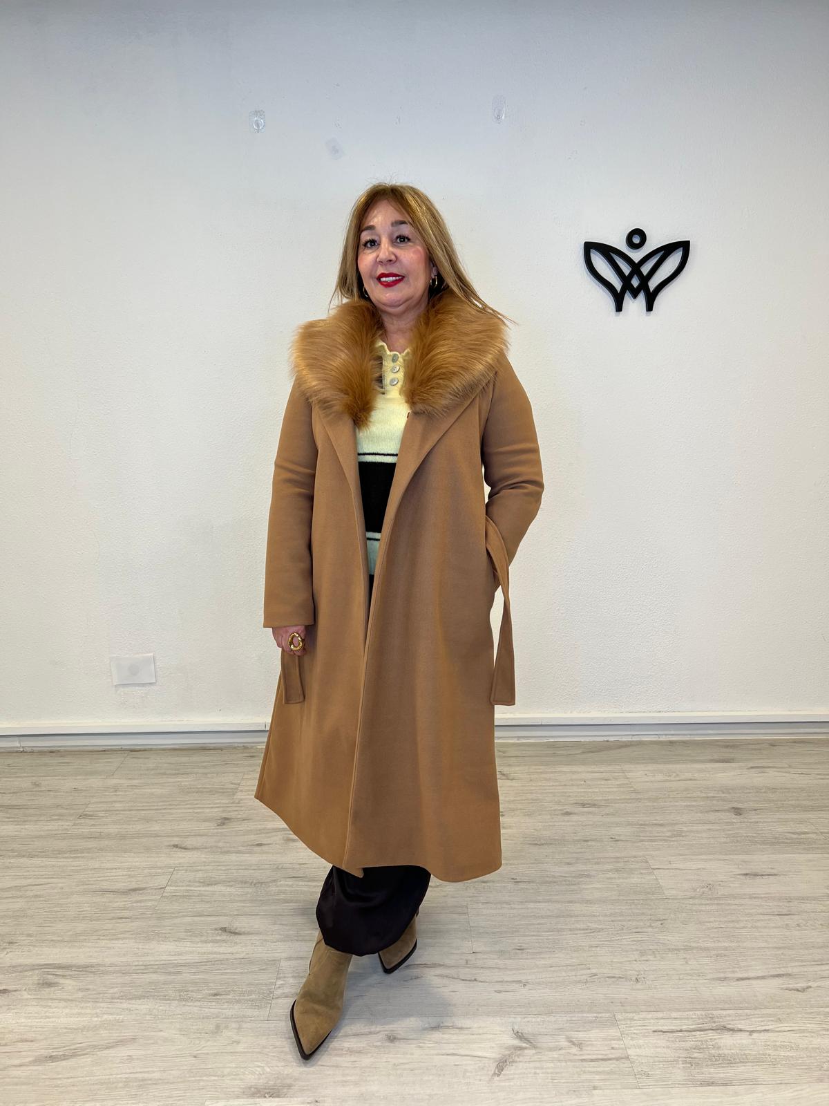 Abrigo de paño largo con pelo en el cuello abrocha con cinturón en camel