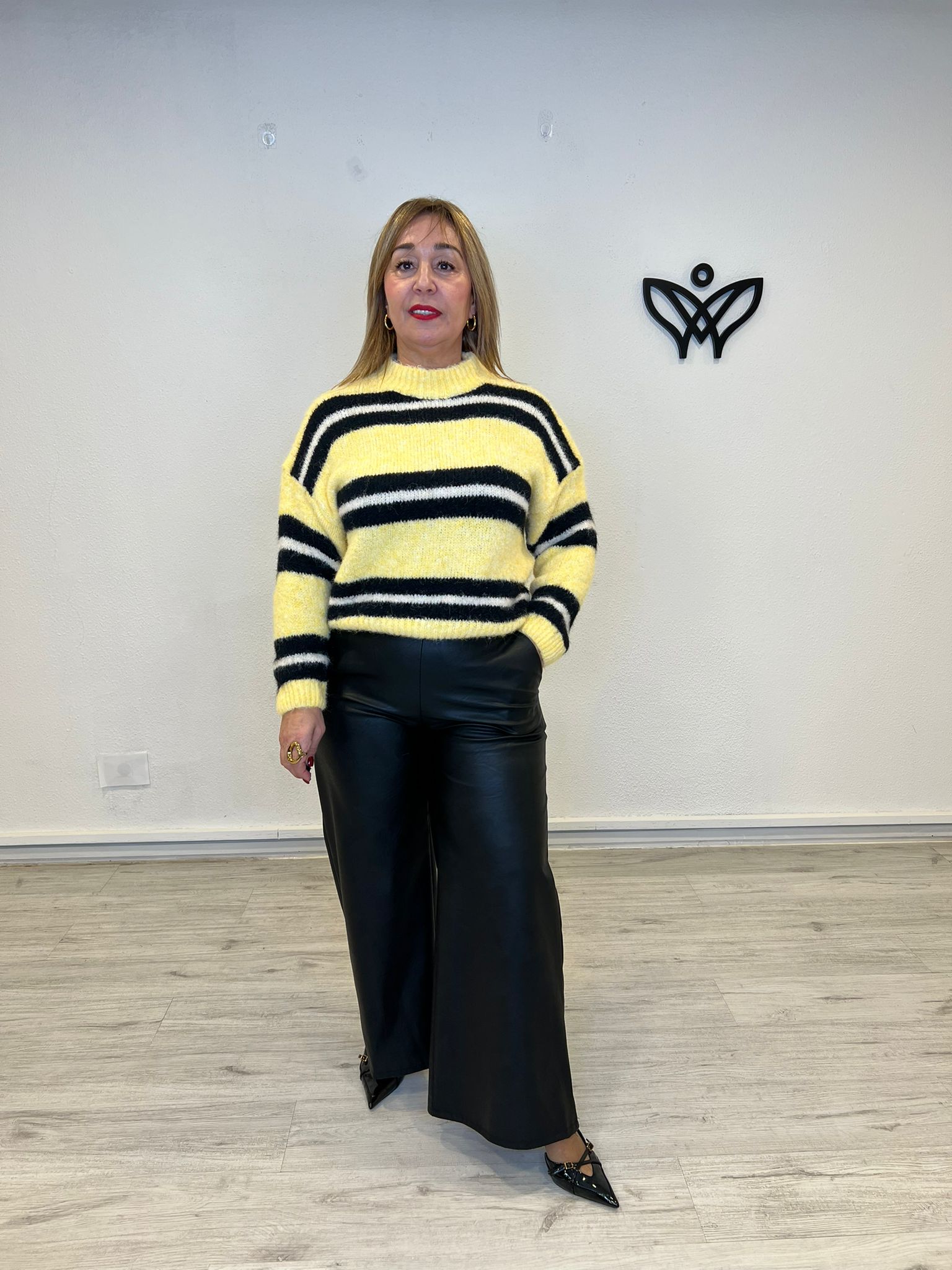 Jersey de punto cuello redondo corte recto de rayas negras y amarillo