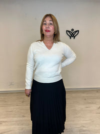 Jersey de punto escote pico con detalles de brillos en beis