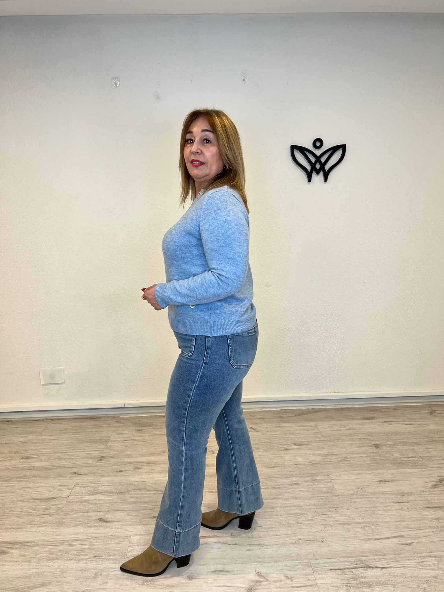 Jersey de punto escote pico con detalles de brillos en azul