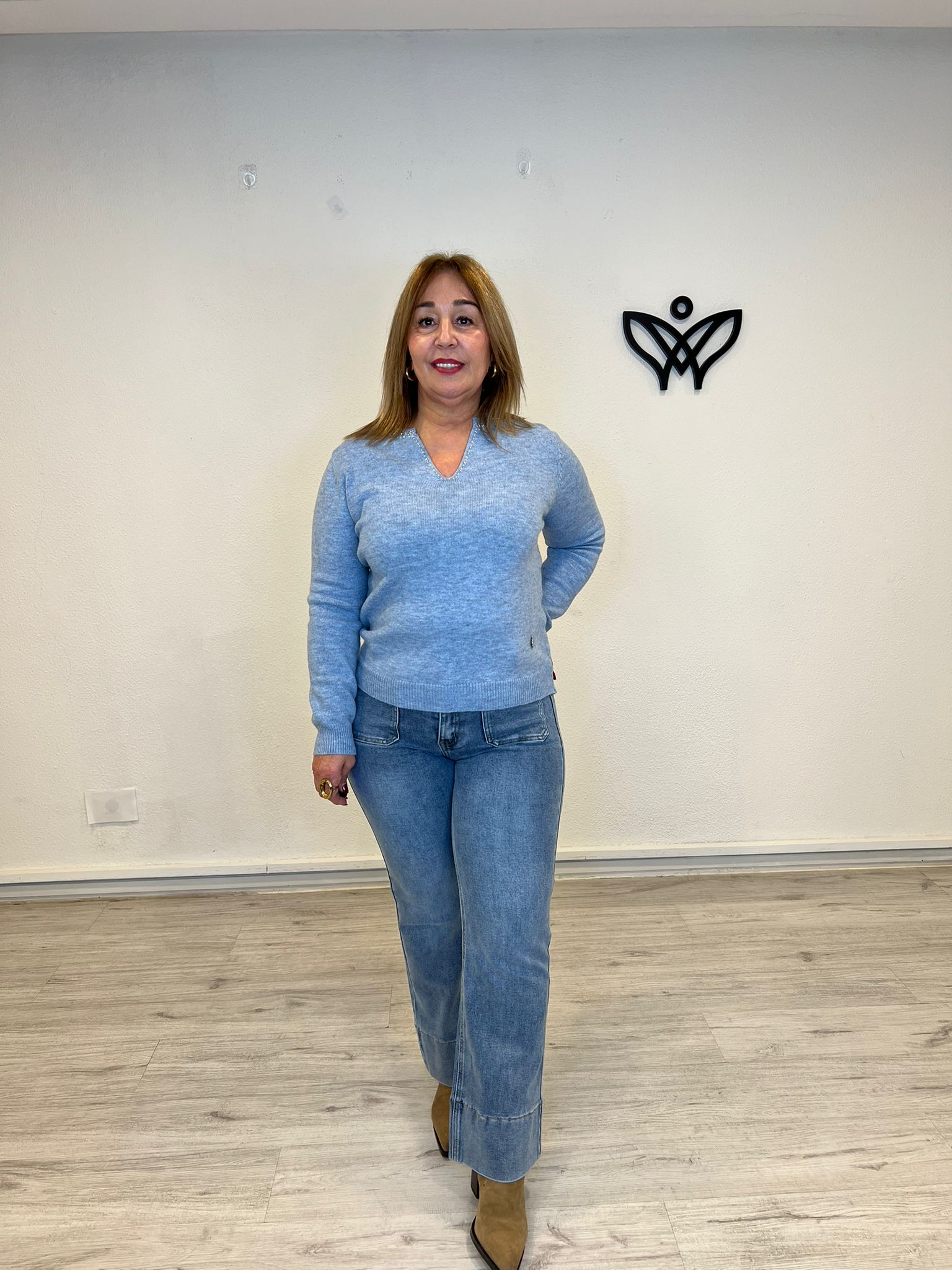Jersey de punto escote pico con detalles de brillos en azul