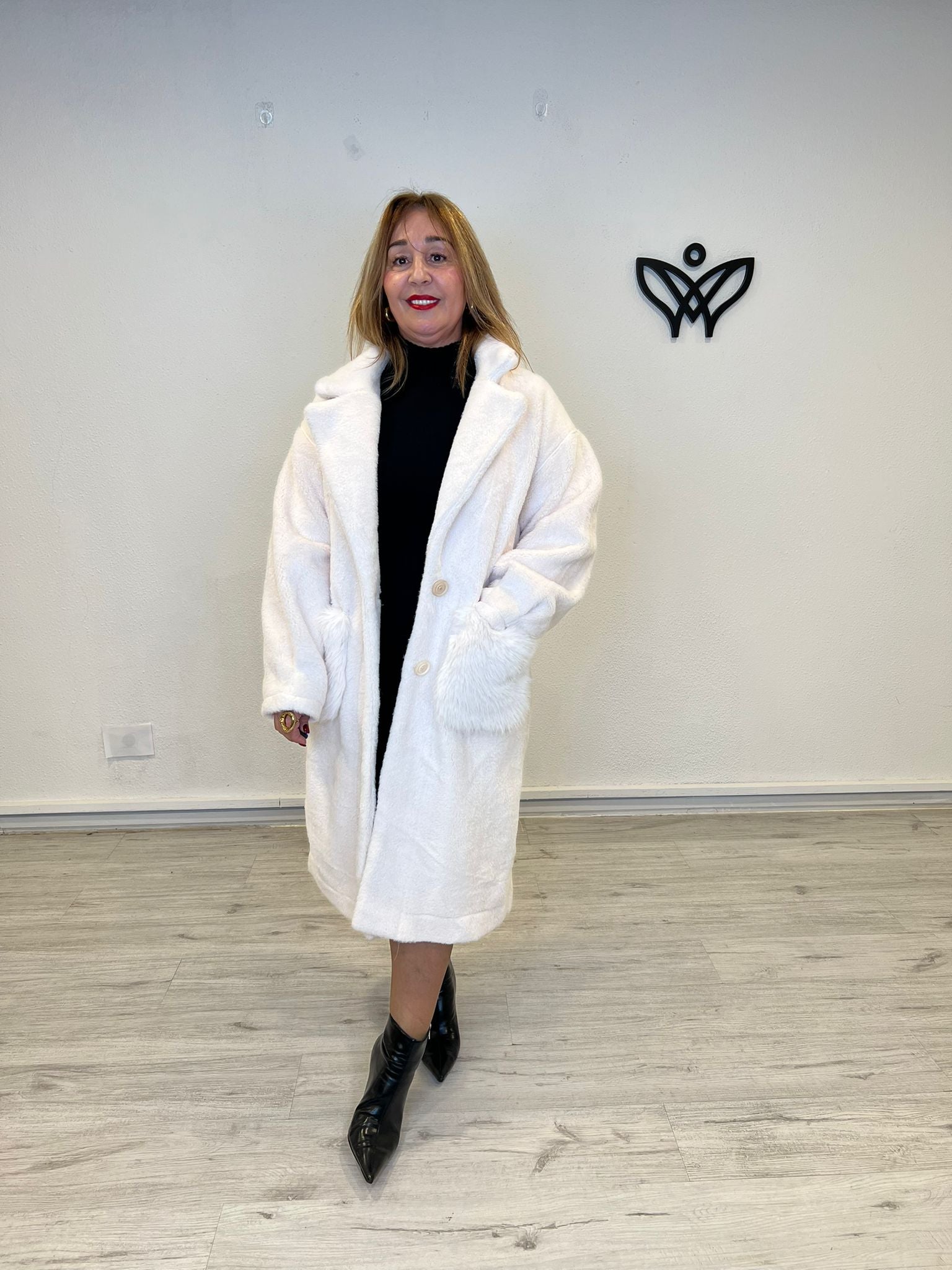 Abrigo largo de pelo ligero con solapas blanco