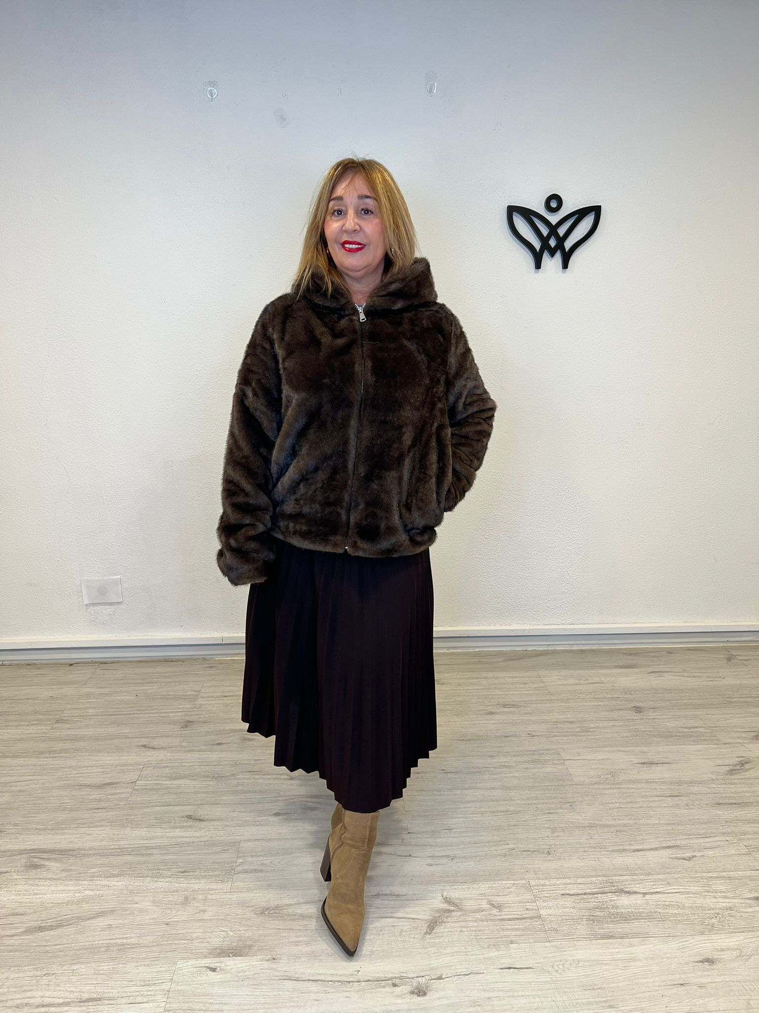 Chaqueta de pelo con capucha y cremallera que imita al visón en marrón chocolate