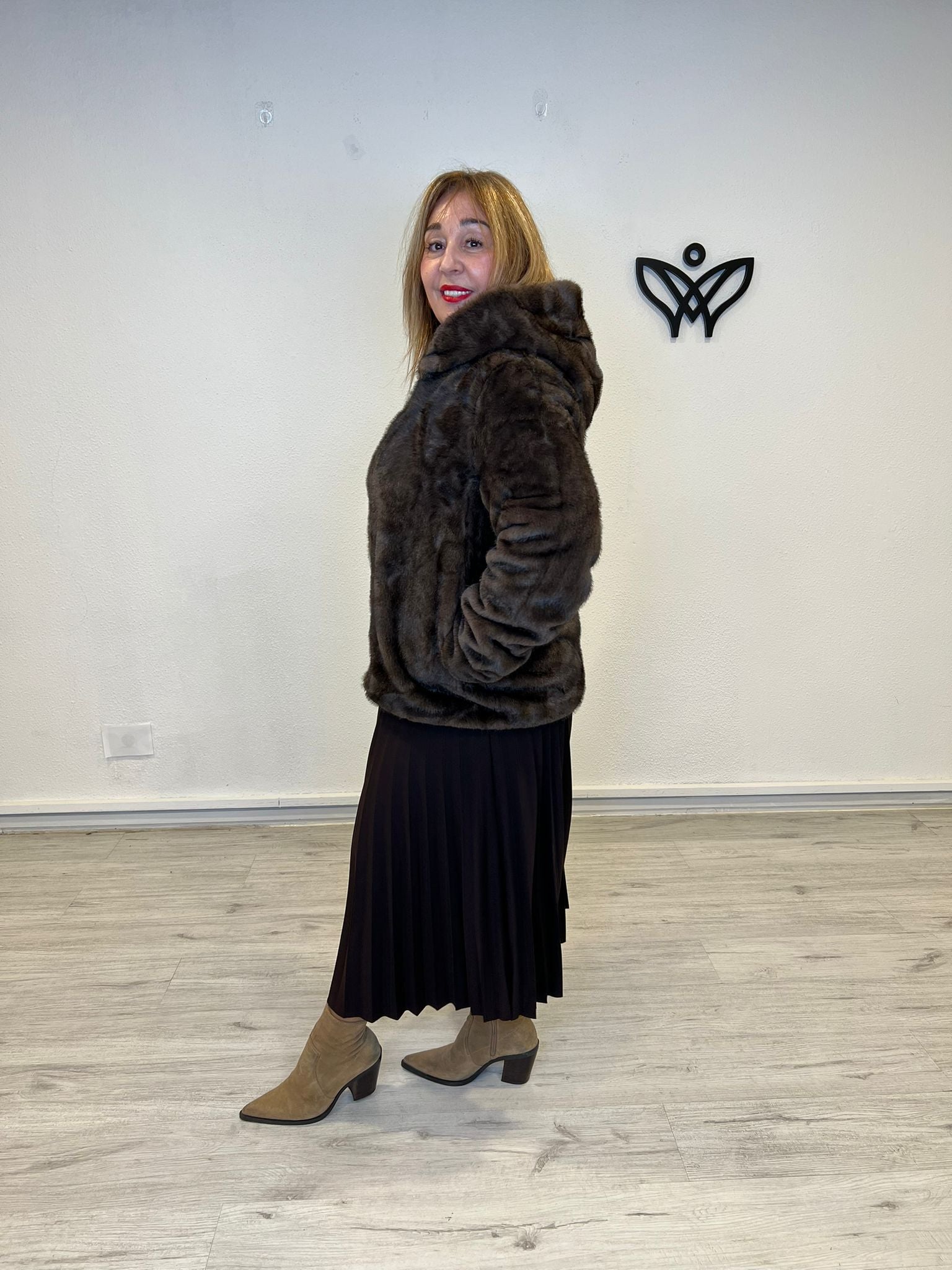 Chaqueta de pelo con capucha y cremallera que imita al visón en marrón chocolate