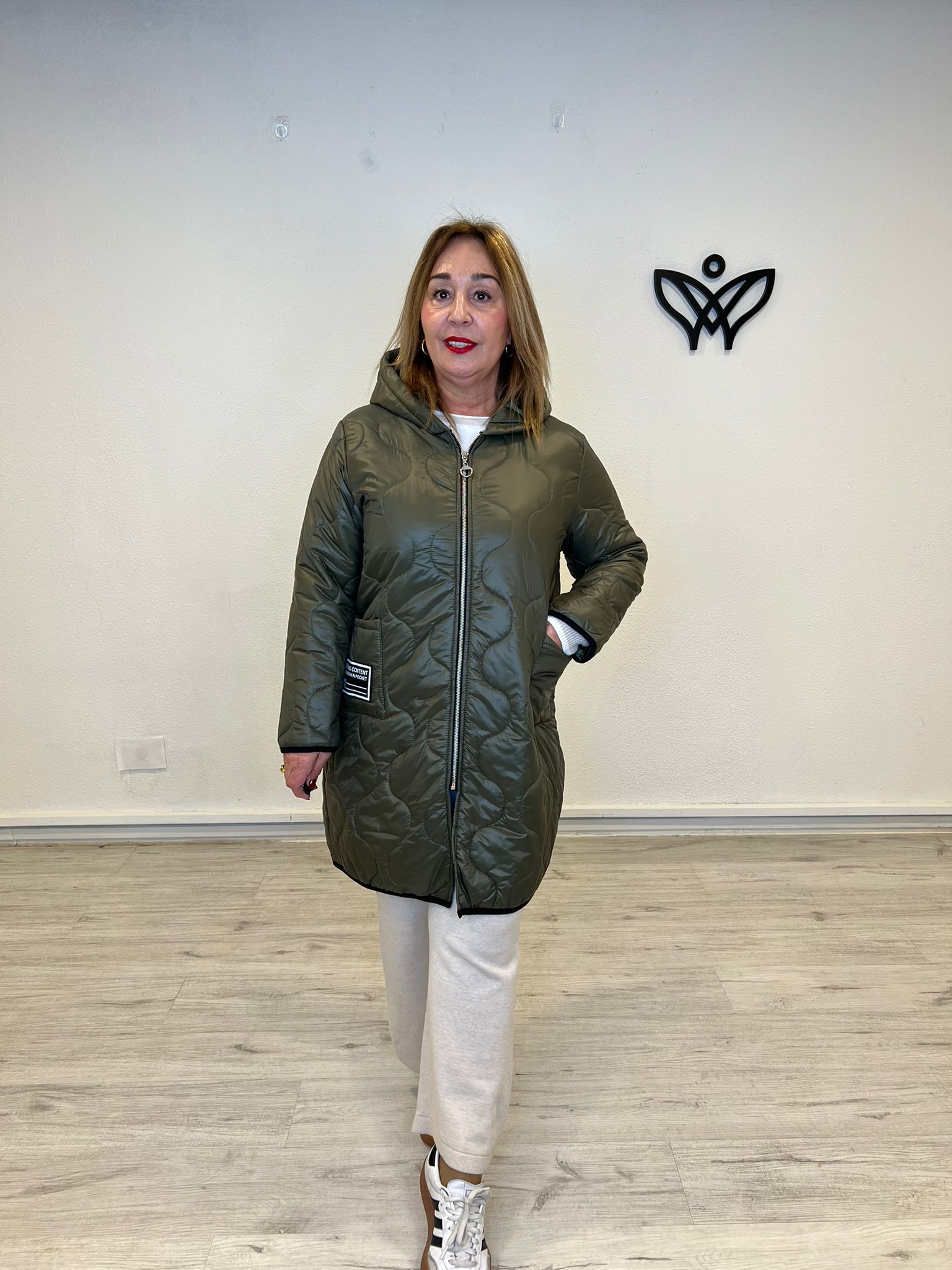 Plumífero ligero largo con capucha cierre cremallera verde militar