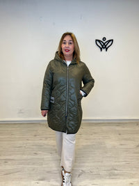 Plumífero ligero largo con capucha cierre cremallera verde militar