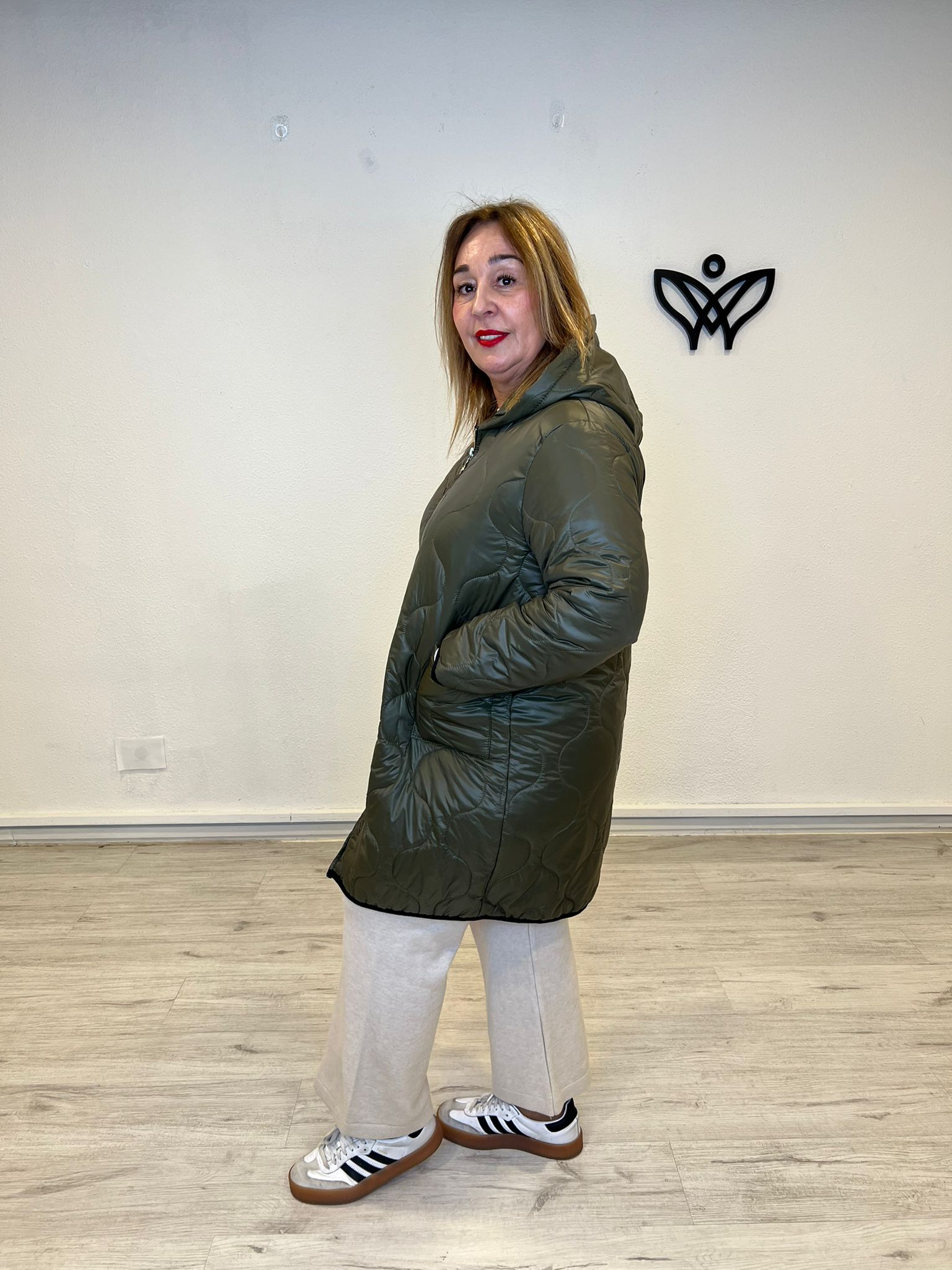 Plumífero ligero largo con capucha cierre cremallera verde militar