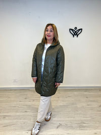 Plumífero ligero largo con capucha cierre cremallera verde militar