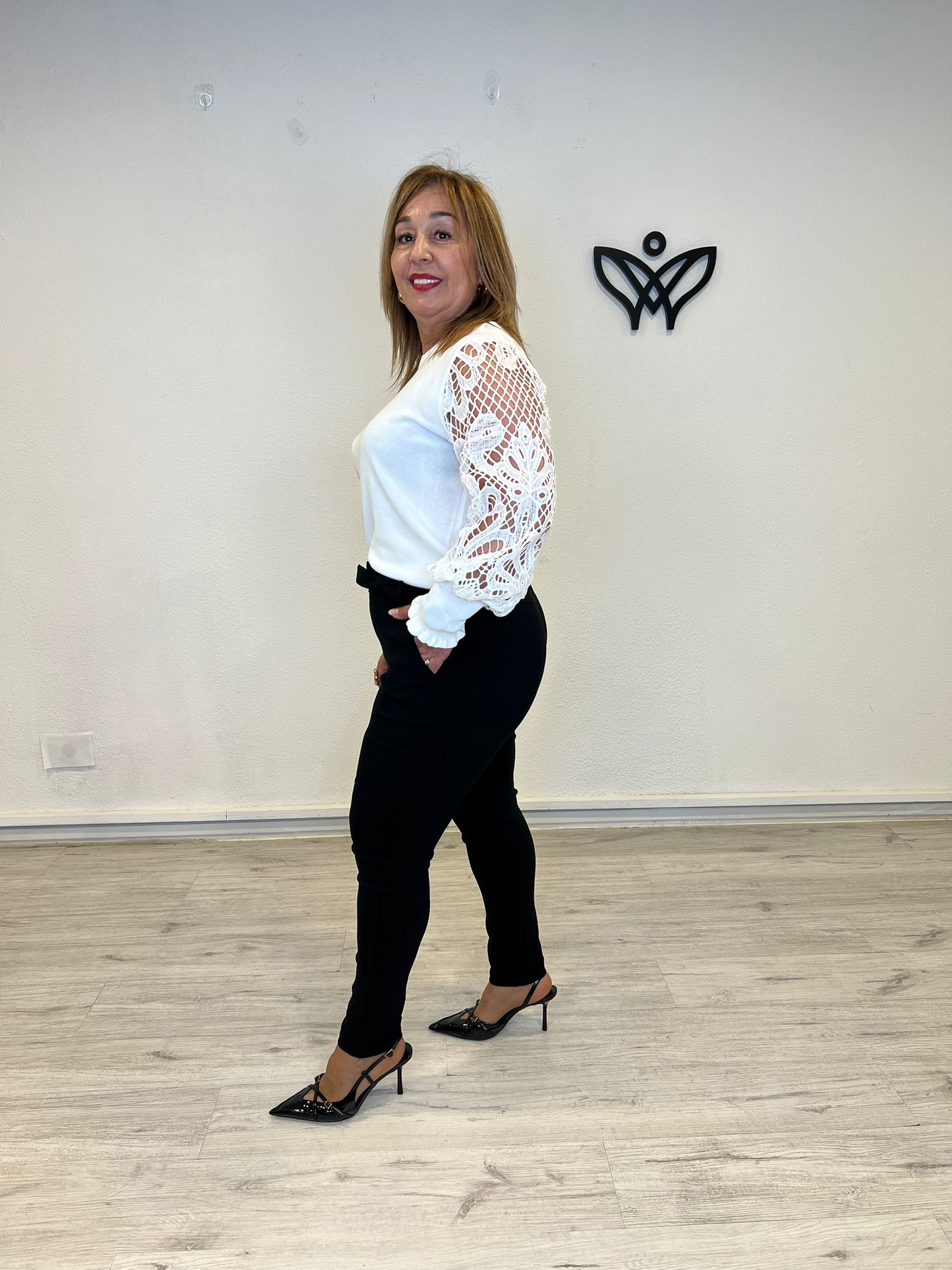 Pantalón negro elástico efecto legging que estiliza