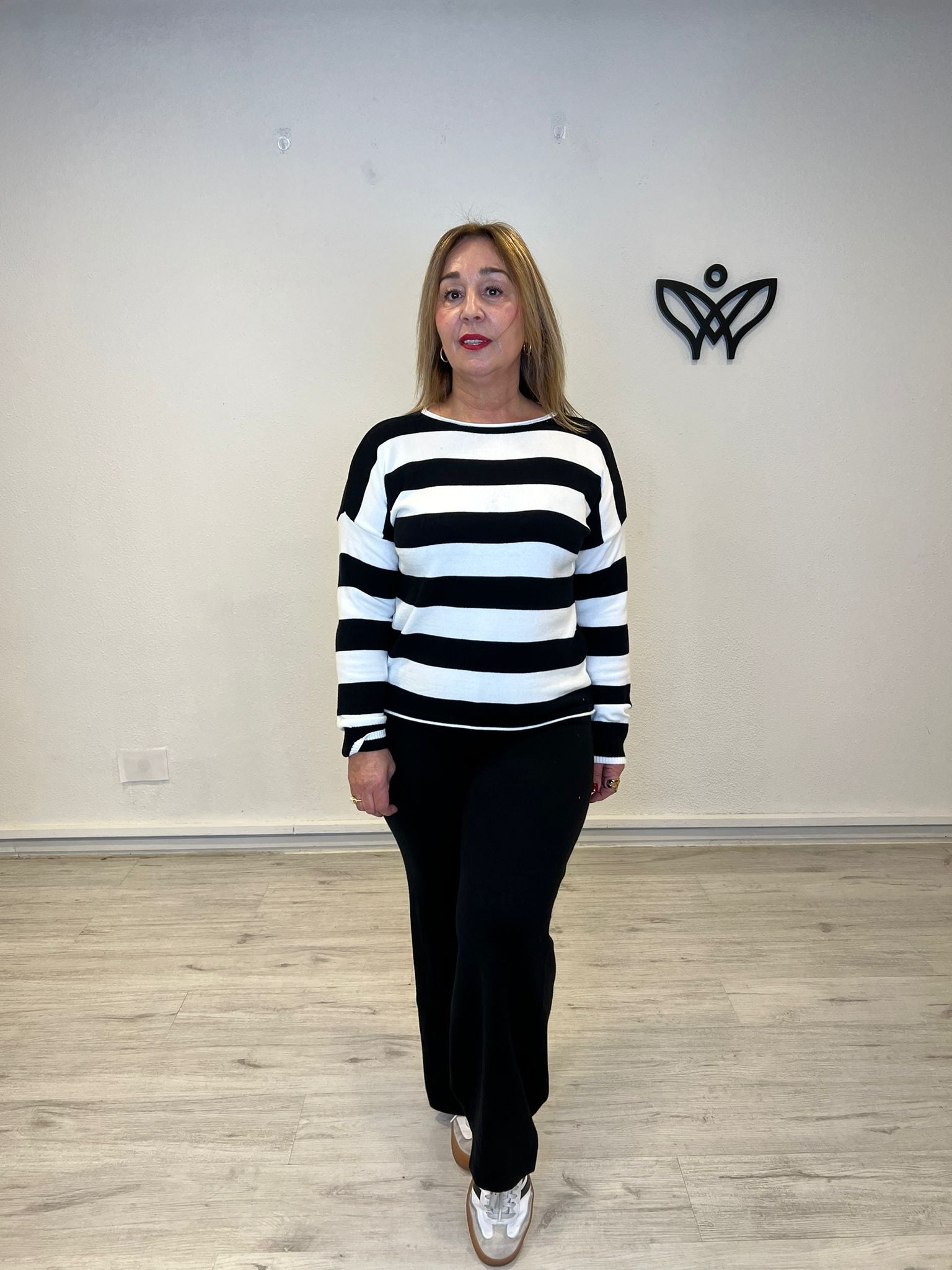 Conjunto de punto pantalón y jersey de rayas negro y blanco