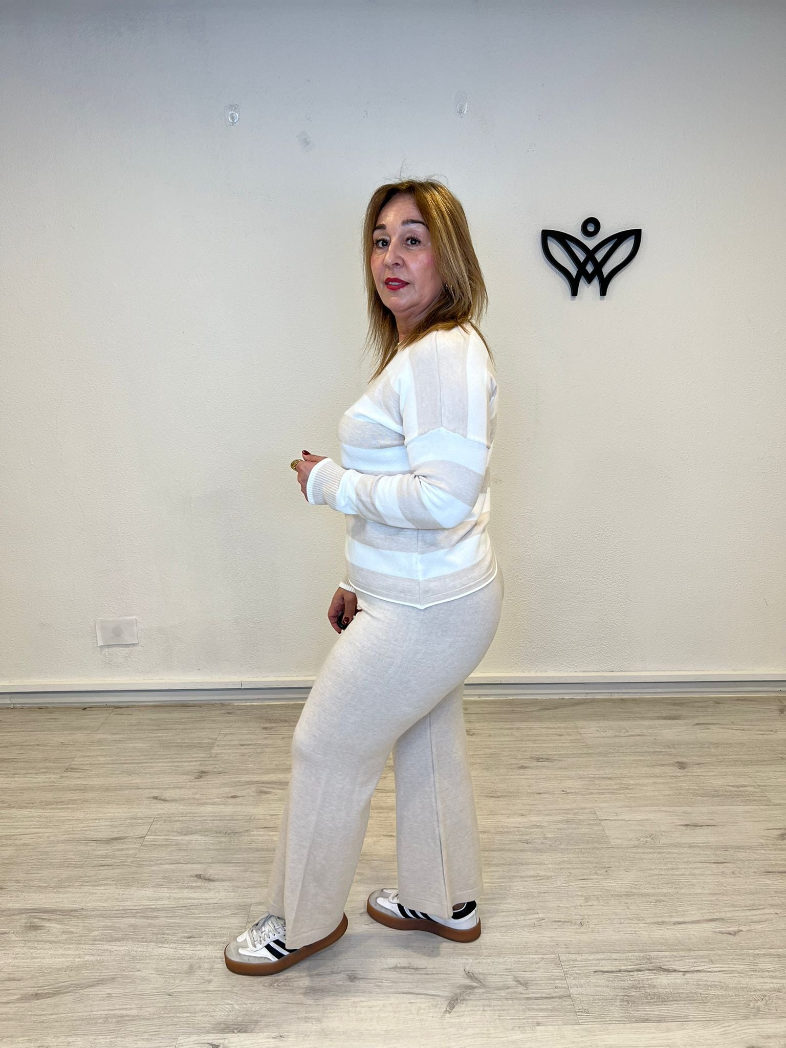 Conjunto de punto pantalón y jersey de rayas beis