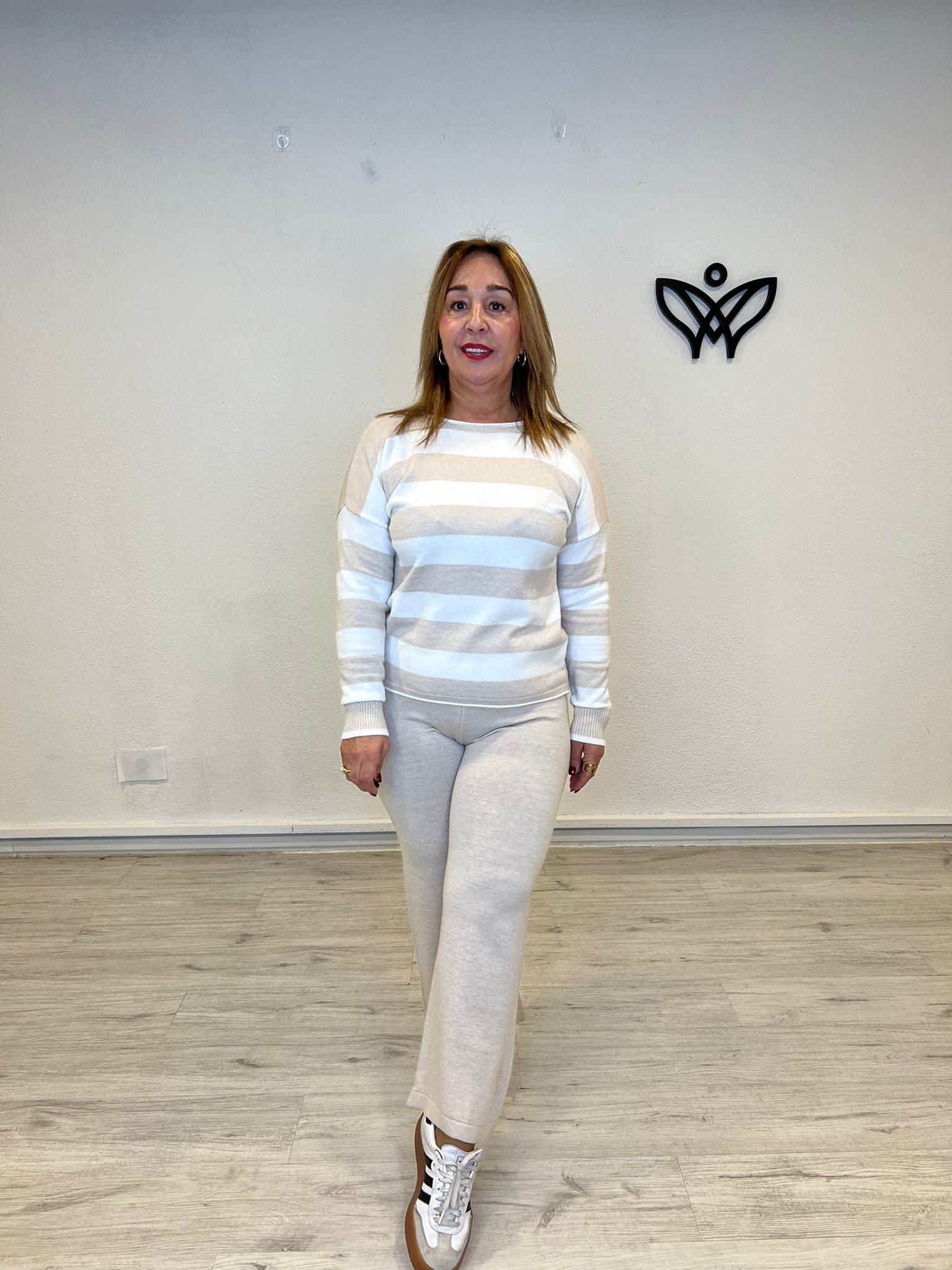 Conjunto de punto pantalón y jersey de rayas beis