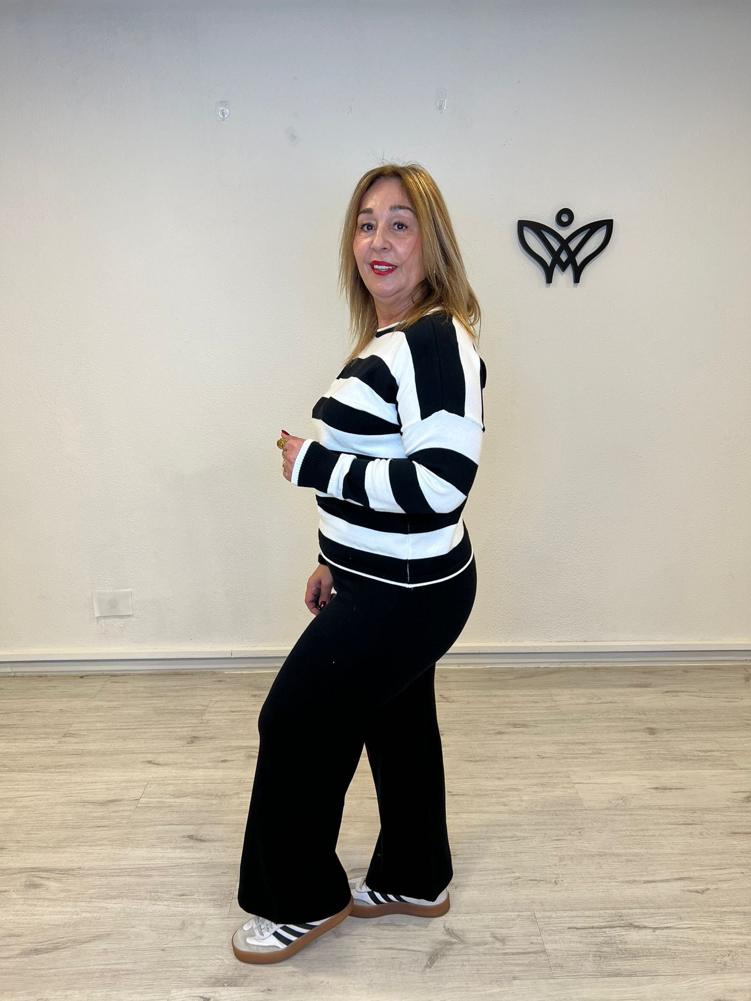 Conjunto de punto pantalón y jersey de rayas negro y blanco