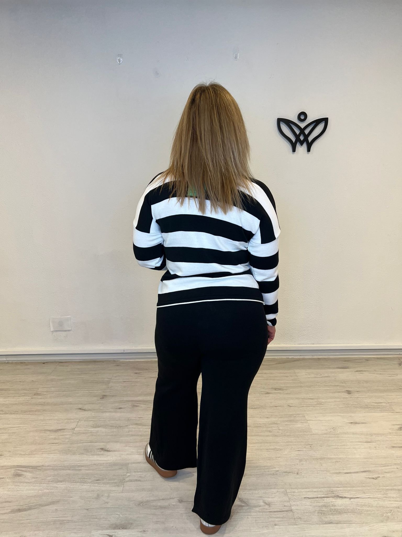 Conjunto de punto pantalón y jersey de rayas negro y blanco